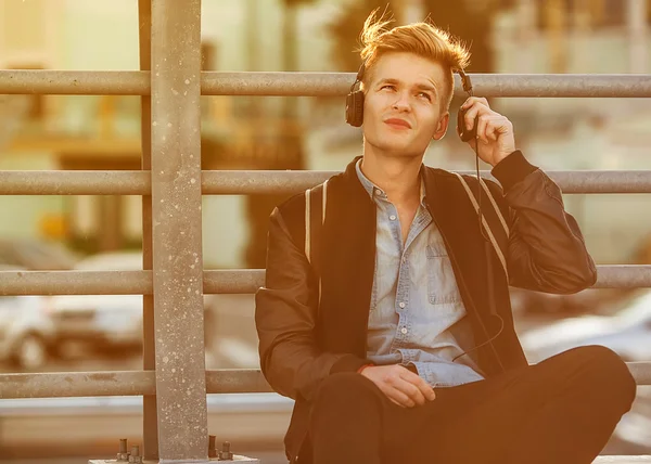 Man listens to the player on the street — Stock Photo, Image