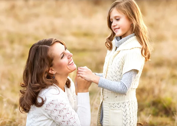 Junge Mutter und ihr Kleinkind haben Spaß, Muttertag. — Stockfoto