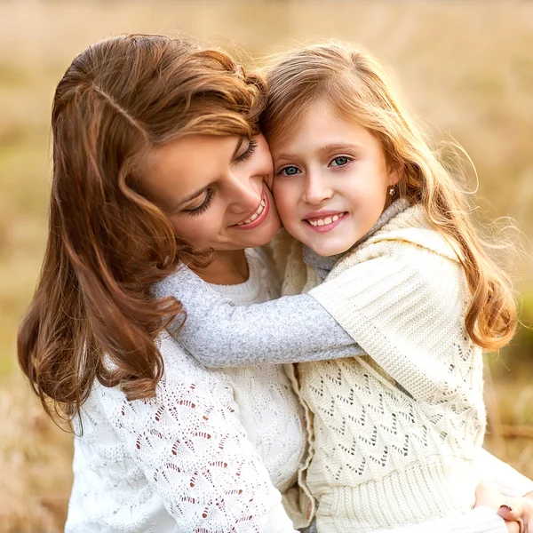 Ung mamma och hennes barn girl ha kul, mors dag. — Stockfoto