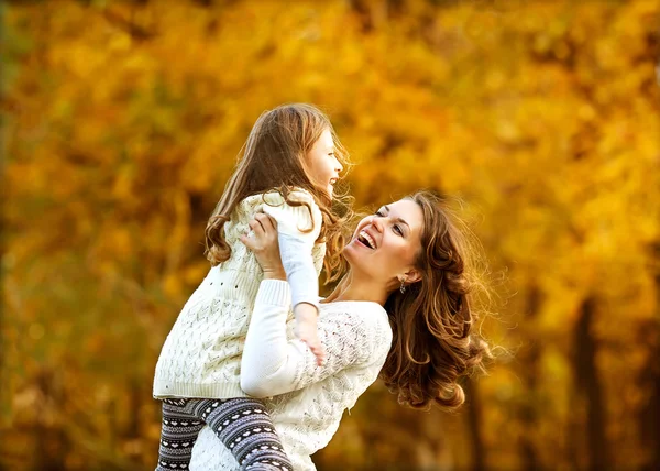 Genç anne ve küçük kızı iyi eğlenceler. — Stok fotoğraf