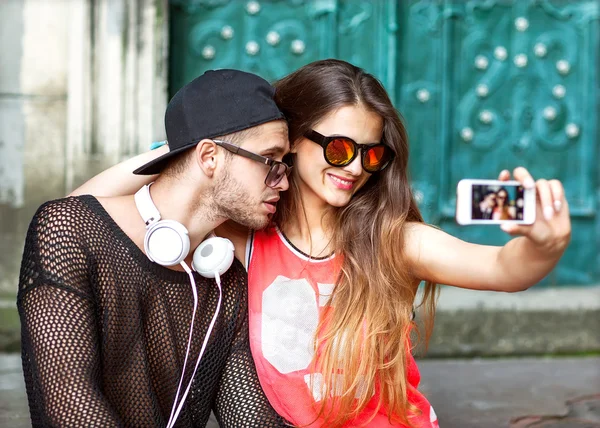 Pareja de moda joven tomando selfie en la ciudad — Foto de Stock