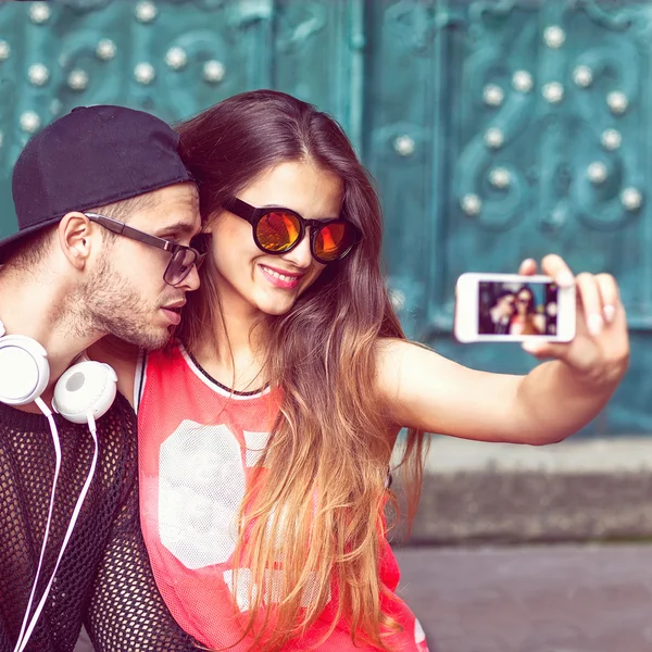 Mladá móda pár při selfie ve městě — Stock fotografie