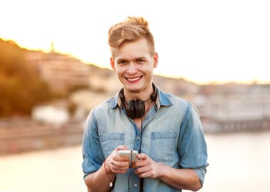 adam hioster oyuncu sokak günbatımı üzerinde dinler.