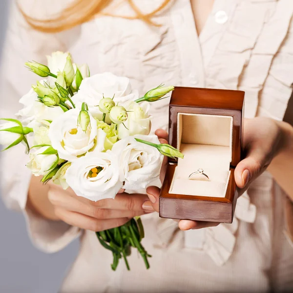 Close up of bride with bouquet of flowers and wedding ring. — Stock Photo, Image