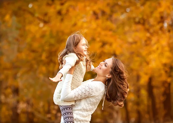 Genç anne ve küçük kızı iyi eğlenceler. — Stok fotoğraf