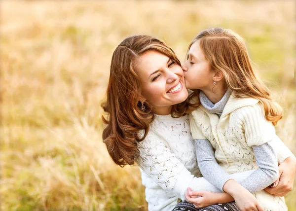 Mor och dotter kramas kär leker i parken — Stockfoto