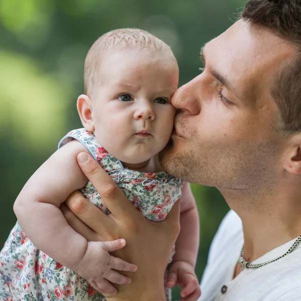 Pais com bebê no parque — Fotografia de Stock