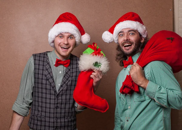 Zwei lächelnde Weihnachtsmänner zu Weihnachten — Stockfoto