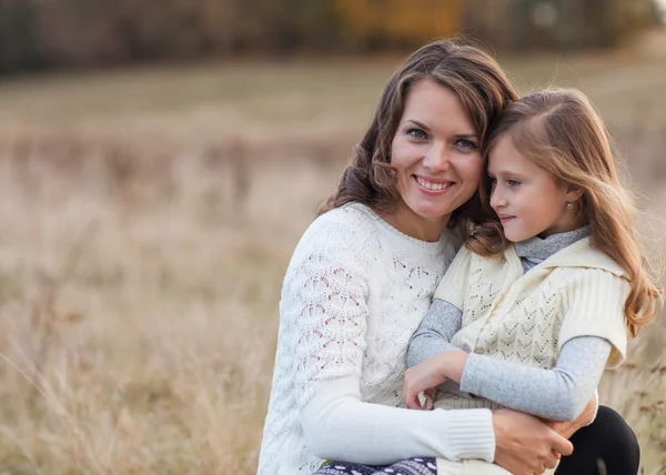 Joven madre y su niña pequeña —  Fotos de Stock