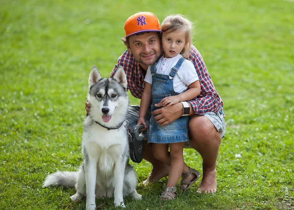 Pai e filha brincando no parque no amor com Dog Husky — Fotografia de Stock