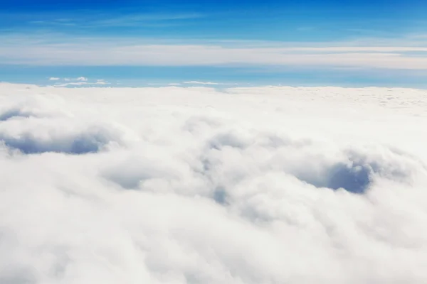 Molnlandskap. Blå himmel och vitt moln. Solig dag. Cumulus-moln. — Stockfoto