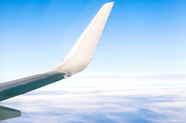 Gökyüzünde uçan bir uçak