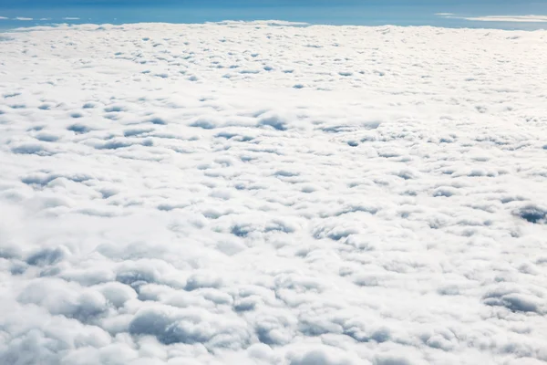 Molnlandskap. Blå himmel och vitt moln. Solig dag. Cumulus-moln. — Stockfoto