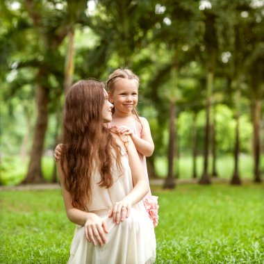 Anne ve kızı parkta yürüyor.