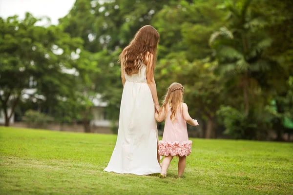Mor och dotter promenader i parken — Stockfoto