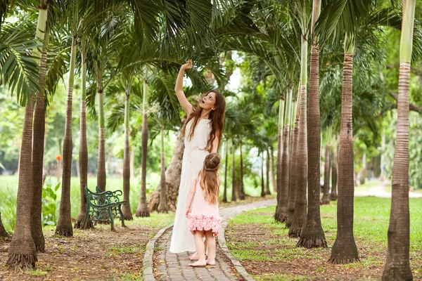 Anne ve kızı parkta yürüyor. — Stok fotoğraf