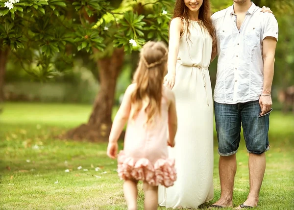 Promenade en famille dans le parc, heureux au coucher du soleil à Bangkok, Thaïlande . — Photo