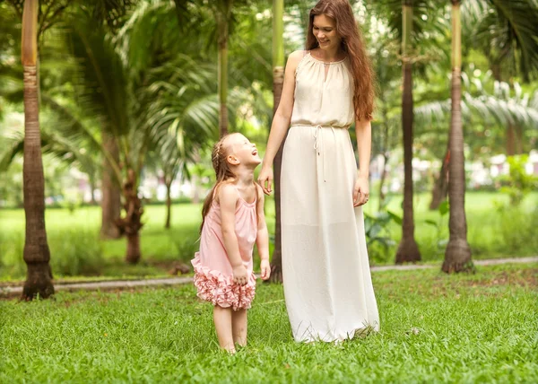 Mor och dotter promenader i parken — Stockfoto