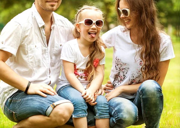 Gelukkig gezin in het park — Stockfoto