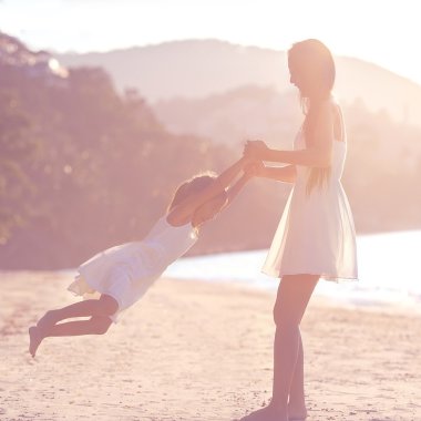 Anne ve kızı mutlu gün batımında aşık