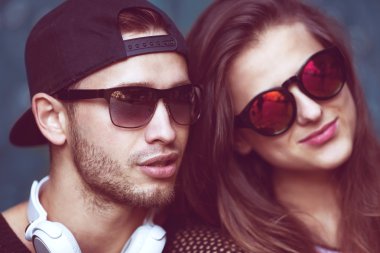Seksi ve şık bir çift kot giyen. Vogue
