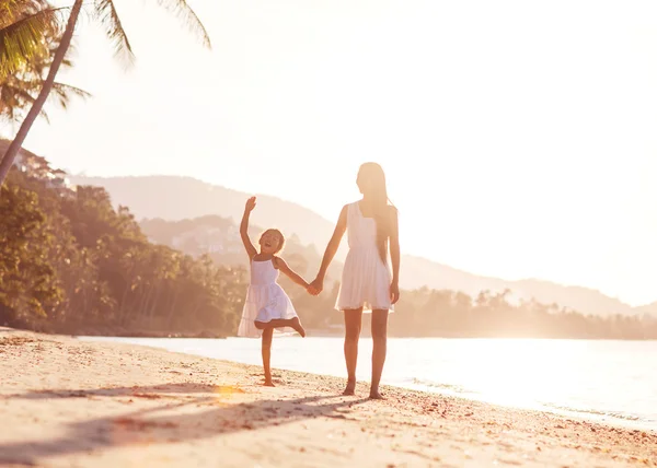 Matka a dauther v beachat sunsat, šťastný — Stock fotografie