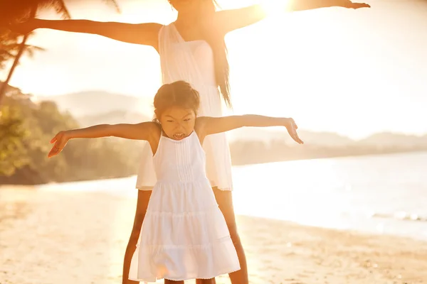 Madre e hija feliz en el amor al atardecer — Foto de Stock