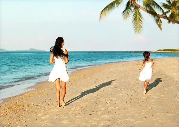 Moeder en dochter gelukkig loopt langs het strand, Thailand, s — Stockfoto