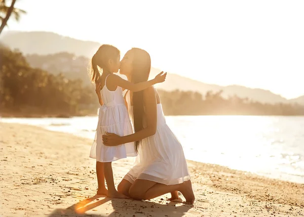 Madre e figlia felici in amore al tramonto — Foto Stock