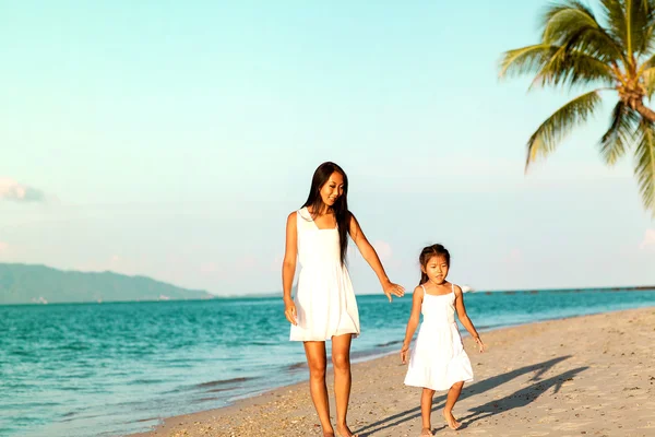 Madre e hija feliz en el amor al atardecer —  Fotos de Stock