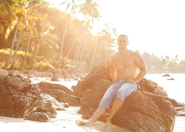 Uomo sulla spiaggia al tramonto — Foto Stock