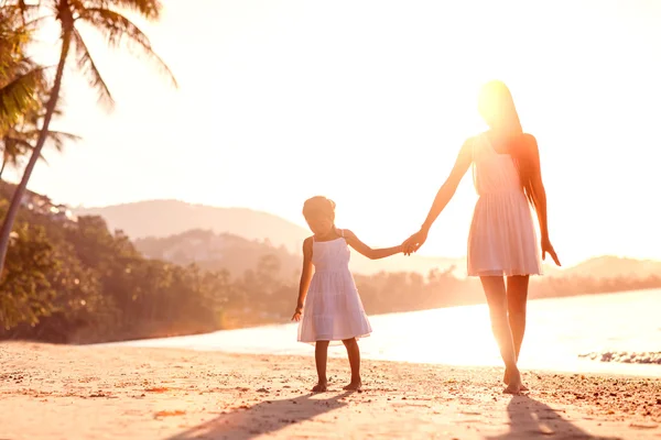 Matka a dcera šťastný zamilovaný při západu slunce — Stock fotografie
