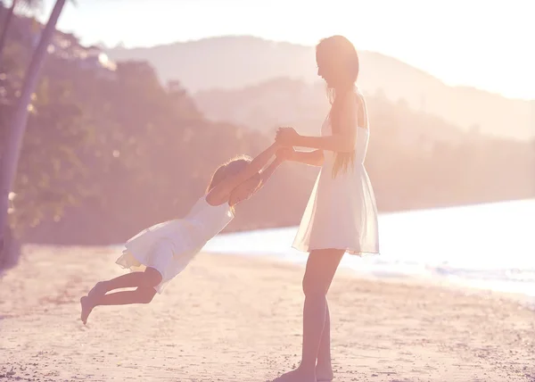 Mutter und Tochter glücklich verliebt bei Sonnenuntergang — Stockfoto