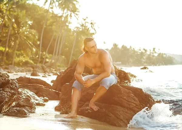ผู้ชายบนชายหาดตอนพระอาทิตย์ตก — ภาพถ่ายสต็อก