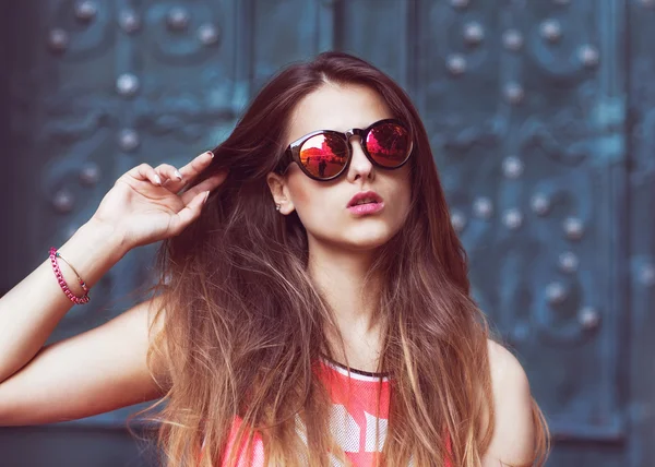 Mode schöne Mädchen mit Sonnenbrille stehen in der Nähe der türkisfarbenen — Stockfoto