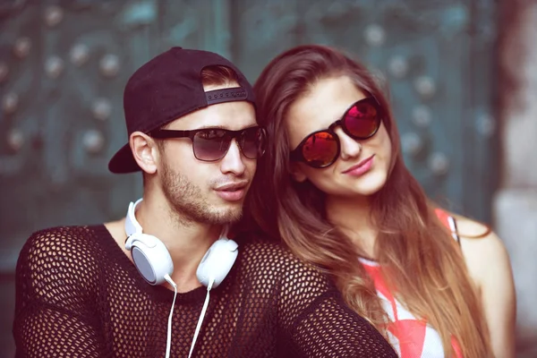 Sexy and fashionable couple wearing jeans. Vogue — Stock Photo, Image