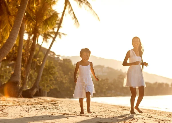 Madre e hija feliz en el amor al atardecer —  Fotos de Stock