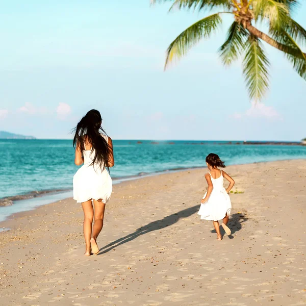 Madre e hija feliz en el amor al atardecer —  Fotos de Stock