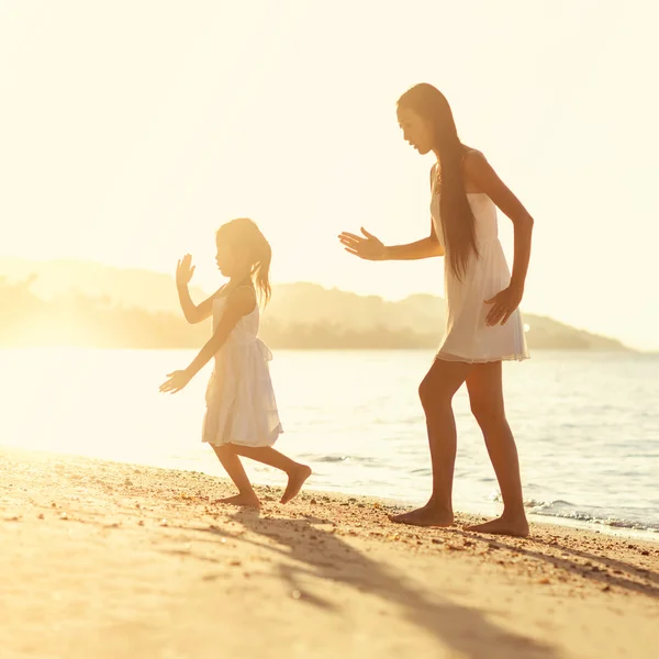 Mutter und Tochter glücklich verliebt bei Sonnenuntergang — Stockfoto