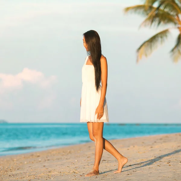 Mooi meisje wandelen op het strand bij zonsondergang — Stockfoto