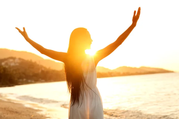 Beautiful girl walking on the beach at sunset, freedom concept — Stock Photo, Image