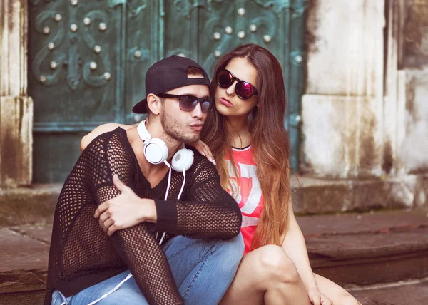 Jonge mode paar nemen selfie in de stad — Stockfoto