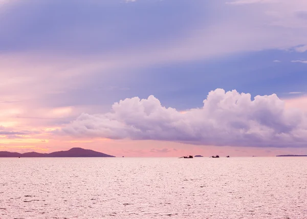 Nascer do sol do mar, no horizonte ilhas visíveis — Fotografia de Stock