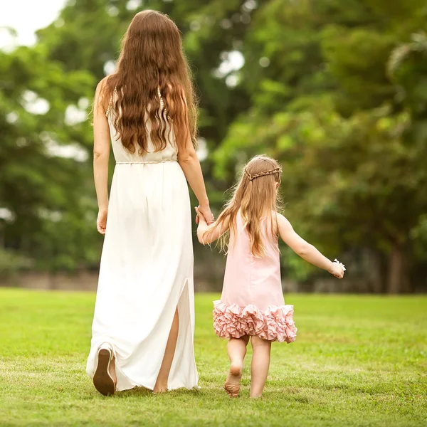 Giovane madre e la sua bambina si divertono — Foto Stock