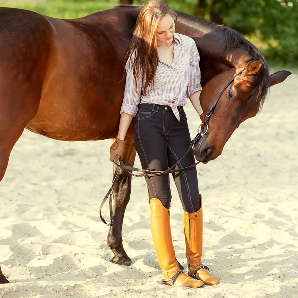 Beautiful woman and horse — Stock Photo, Image