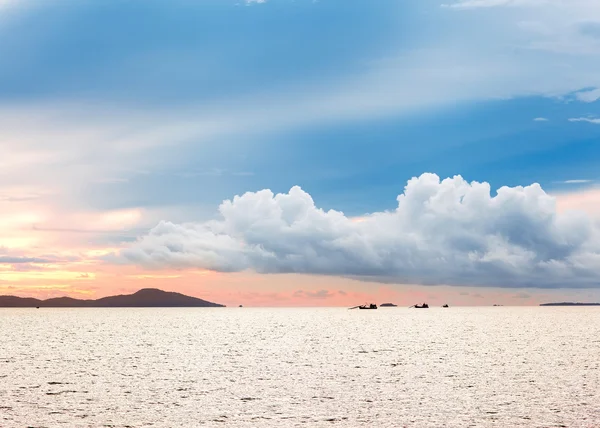Ανατολή του ηλίου στη θάλασσα, στα νησιά ορατό ορίζοντα — Φωτογραφία Αρχείου