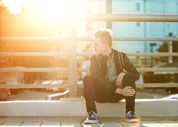 Guy hioster listens to the player on the street — Stock Photo, Image