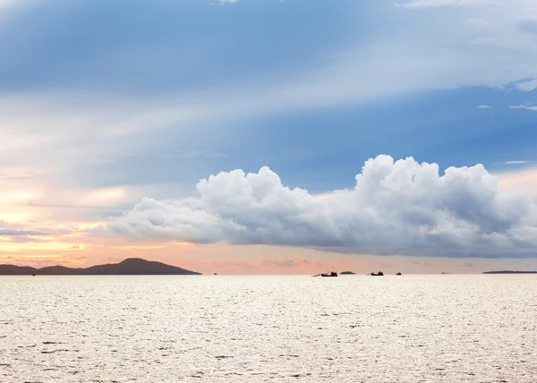 Alba del mare, all'orizzonte isole visibili — Foto Stock