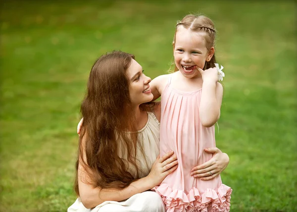 Mère et fille câlins dans l'amour jouer dans le parc — Photo