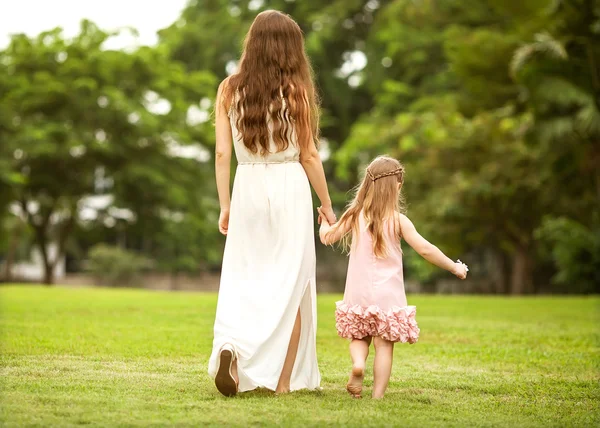 Jovem mãe e sua menina se divertir — Fotografia de Stock